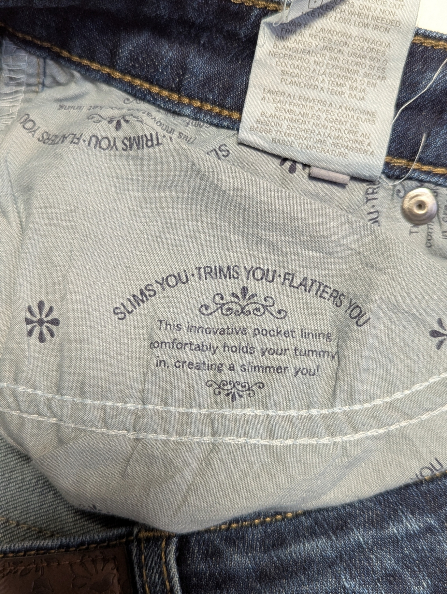 WRANGER - Natural Bootcut - Just below the waist -Dark Denim -slight stretch W32 L29